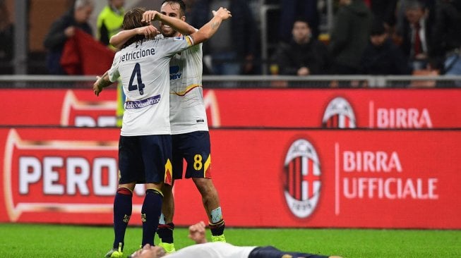 Gelandang Lecce Jacopo Petriccione (kiri) merangkul gelandang Lecce Marco Mancosu di akhir pertandingan sepak bola Serie A Italia AC Milan melawan Lecce di Stadion San Siro, Milan, Italia, Senin (21/10) dini hari WIB.  [Miguel MEDINA / AFP]
