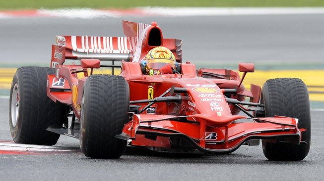 Pebalap MotoGP, Valentino Rossi, saat menjajal mobil F1 Ferrari di Sirkuit Montmelo, Catalunya, Rabu (20/1/2010). [AFP/Lluis Gene]