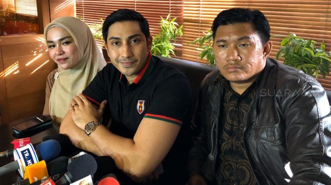 Medina Zein dan suami, Lukman Azhari kembali menggelar konfrensi pers terkait kasusnya dengan Irwansyah dan Zaskia Sungkar. [Revi C Rantung/Suara.com]