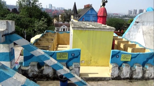 Toilet umum di China dilengkapi dengan kecerdasan buatan. [SCMP]