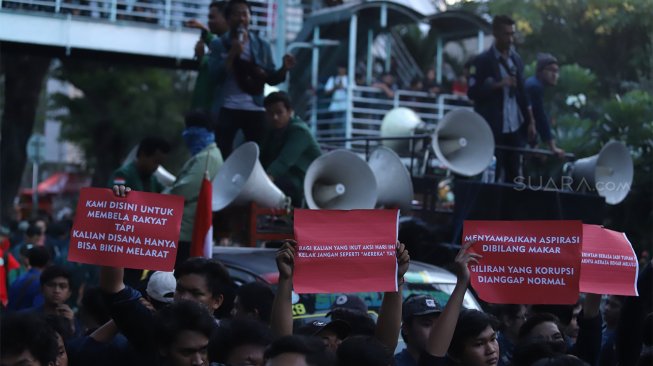 Mahasiswa yang tergabung dalam Badan Eksekutif Mahasiswa Seluruh Indonesia (BEM SI) menggelar aksi unjuk rasa di Jalan Merdeka Barat, Jakarta, Senin (21/10). [Suara.com/Angga Budhiyanto]