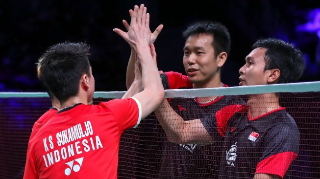 Pasangan ganda putra Indonesia, Hendra Setiawan/Mohammad Ahsan bersalaman dengan sang junior Kevin Sanjaya Sukamuljo/Marcus Fernaldi Gideon usai final Denmark Open 2019 di Odense Sportspark, Minggu (20/10). [Humas PBSI]