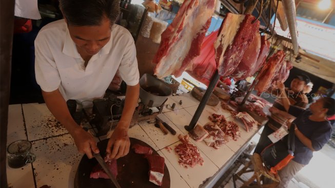 Pedagang daging sapi di Pasar Minggu, Jakarta Selatan, Senin (21/10). [Suara.com/Angga Budhiyanto]