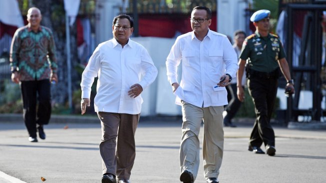 Ketua Umum Partai Gerindra Prabowo Subianto (kiri) didampingi Wakil Ketua Umum Edhy Prabowo berjalan memasuki kompleks Istana Kepresidenan, Jakarta, Senin (21/10). [ANTARA FOTO/Wahyu Putro]
