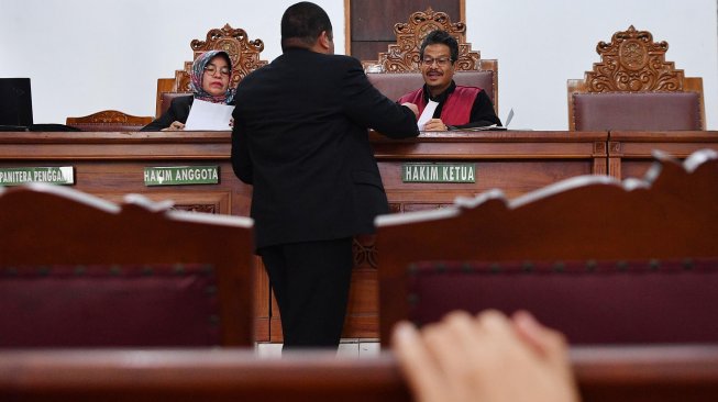 Hakim tunggal Elfian (kanan) memimpin jalannya sidang praperadilan yang diajukan mantan Menpora Imam Nahrawi di Pengadilan Negeri Jakarta Selatan, Jakarta, Senin (21/10). [ANTARA FOTO/Sigid Kurniawan]