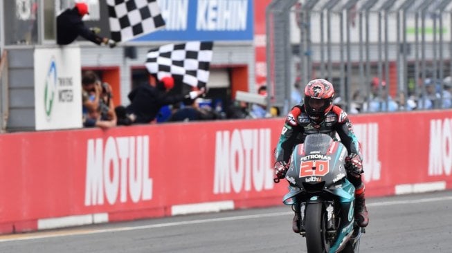 Pebalap Petronas Yamaha SRT, Fabio Quartararo, melintasi garis finis pada balapan MotoGP Jepang di Sirkuit Motegi, Minggu (20/10). Hasil itu sekaligus membuatnya mengunci status Rookie of the Year MotoGP 2019. [AFP/Toshifumi Kitamura]