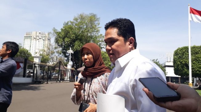 Erick Thohir seusai menemui Jokowi di Kompleks Istana Kepresidenan Jakarta, Senin (21/10/2019). [Suara.com/Ummi Hadyah Saleh]