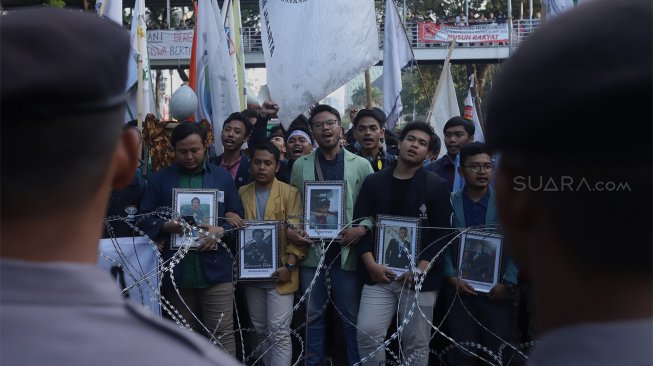 Mahasiswa yang tergabung dalam Badan Eksekutif Mahasiswa Seluruh Indonesia (BEM SI) menggelar aksi unjuk rasa di Jalan Merdeka Barat, Jakarta, Senin (21/10). [Suara.com/Angga Budhiyanto]