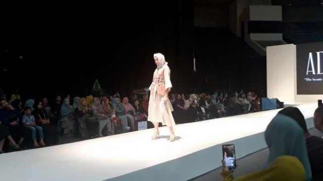 Cantiknya Warna-Warni Corak Vertikal Tenun Pringgasela di IMFW 2019