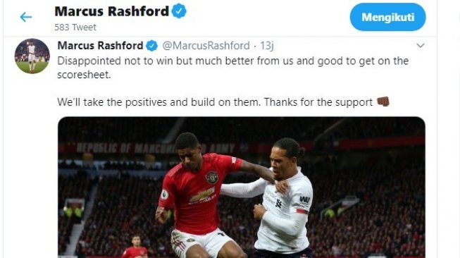 Penyerang Manchester United, Marcus Rashford berduel dengan Virgil van Dijk pada lanjutan Liga Primer Inggris 2019/20 di Stadion Old Trafford, Minggu (20/10/2019). (Twitter/@MarcusRashford)