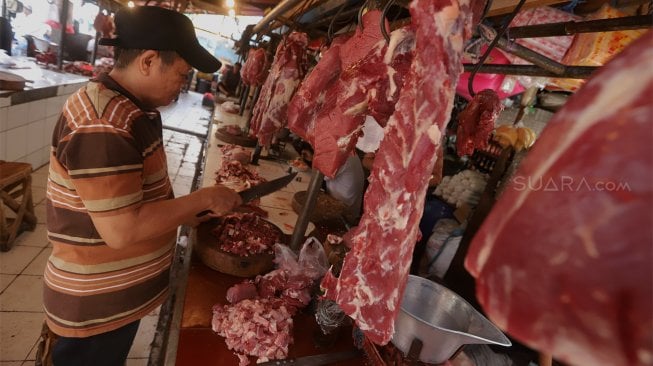 Pedagang daging sapi di Pasar Minggu, Jakarta Selatan, Senin (21/10). [Suara.com/Angga Budhiyanto]