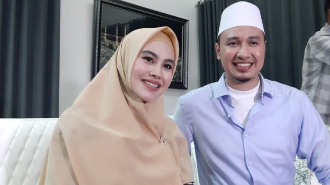 Kartika Putri dan suami, Habib Usman bin Yahya. [Yuliani/Suara.com]