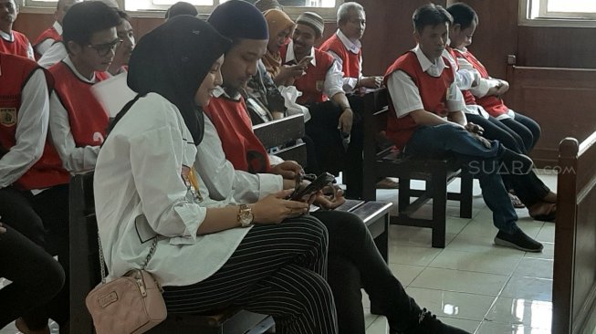 Zul Zivilia didampingi sang istri, Retno Paradinah sebelum menjalani sidang di PN Jakarta Utara, Senin (21/10/2019). [Evi Ariska/Suara.com]