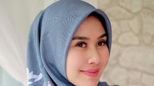 Tampil Rapi Seharian, Ini 3 Rahasia Hijab Tegak Sempurna