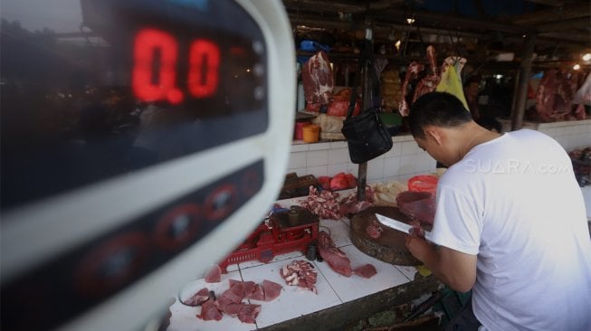 Pedagang daging sapi di Pasar Minggu, Jakarta Selatan, Senin (21/10). [Suara.com/Angga Budhiyanto]