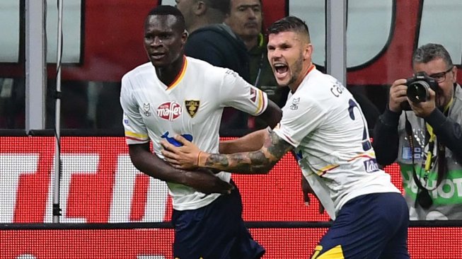 Pemain depan Lecce asal Senegal Khouma Babacar (kiri) merayakan golnya dengan bek Lecce Marco Calderoni setelah mencetak penalti selama pertandingan sepak bola Serie A Italia AC Milan melawan Lecce di Stadion San Siro, Milan, Italia, Senin (21/10) dini hari WIB
Miguel MEDINA / AFP
