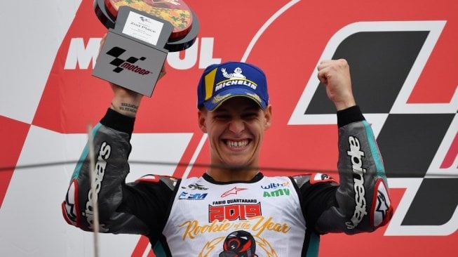 Pebalap Petronas Yamaha SRT, Fabio Quartararo, merayakan keberhasilan meraih podium kedua sekaligus mengunci status Rookie of the Year MotoGP 2019 di Sirkuit Motegi, Jepang, Minggu (20/10). [AFP/Toshifumi Kitamura]