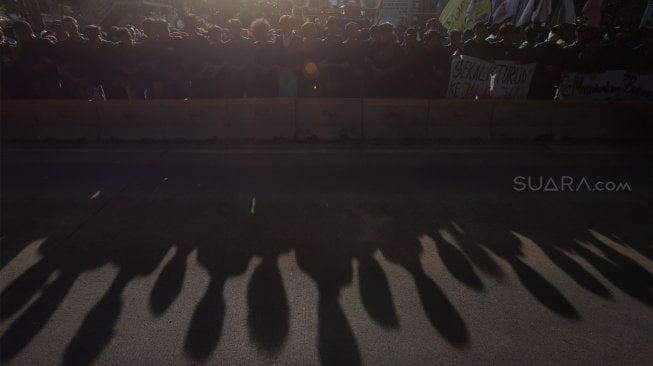 Mahasiswa yang tergabung dalam Badan Eksekutif Mahasiswa Seluruh Indonesia (BEM SI) menggelar aksi unjuk rasa di Jalan Merdeka Barat, Jakarta, Senin (21/10). [Suara.com/Angga Budhiyanto]