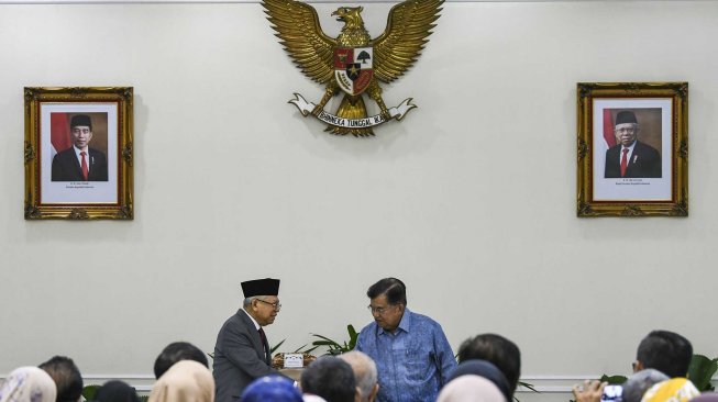 Wakil Presiden Ma'ruf Amin (kiri) bersama Wakil Presiden ke-10 dan ke-12 RI Jusuf Kalla (kanan) menghadiri acara penyerahan memori jabatan Wakil Presiden di Istana Wakil Presiden, Jakarta, Senin (21/10).  [ANTARAFOTO/Galih Pradipta]