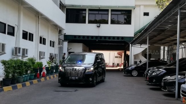 Mobil Toyota Alphard yang ditumpangi Wiranto meninggalkan RSPAD Gatot Soebroto, Jakarta, Senin (21/10/2019). (Antara).