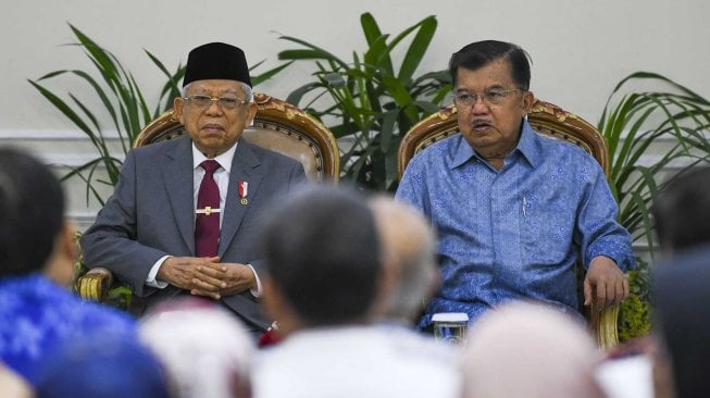 Wakil Presiden Ma'ruf Amin (kiri) bersama Wakil Presiden ke-10 dan ke-12 RI Jusuf Kalla (kanan) menghadiri acara penyerahan memori jabatan Wakil Presiden di Istana Wakil Presiden, Jakarta, Senin (21/10).  [ANTARAFOTO/Galih Pradipta]