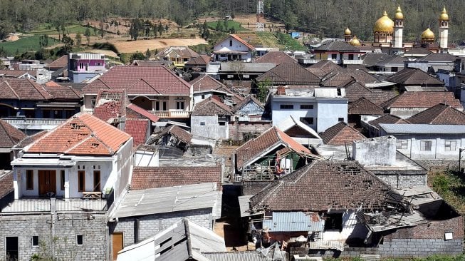 Suasana sejumlah atap rumah yang hancur usai diterjang angin puting beliung di Desa Sumber Brantas, Batu, Jawa Timur, Senin (21/10). [ANTARA FOTO/Unggul Prabowo]