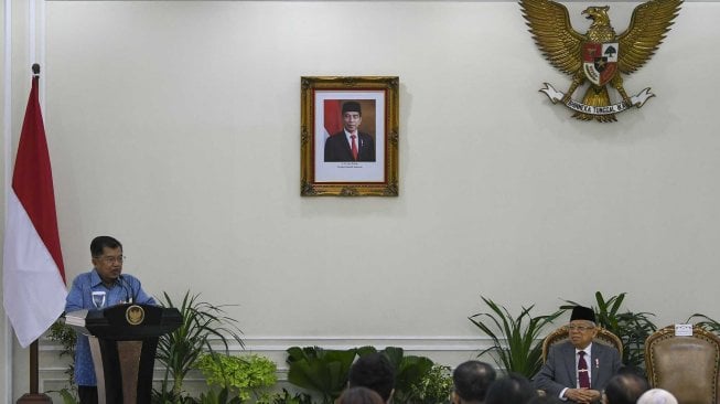 Wakil Presiden Ma'ruf Amin (kanan) menyimak sambutan yang disampaikan Wakil Presiden ke-10 dan ke-12 RI Jusuf Kalla (kiri) saat acara penyerahan memori jabatan Wakil Presiden di Istana Wakil Presiden, Jakarta, Senin (21/10).  [ANTARAFOTO/Galih Pradipta]