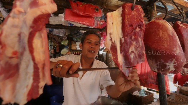 Pedagang daging sapi di Pasar Minggu, Jakarta Selatan, Senin (21/10). [Suara.com/Angga Budhiyanto]