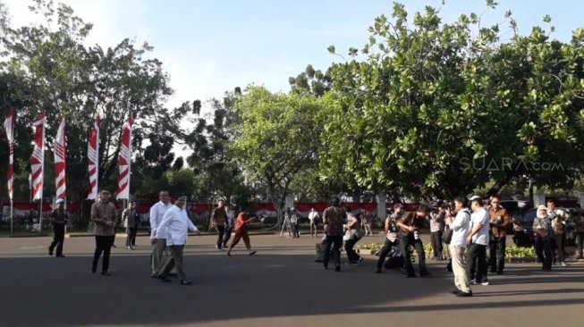 Prabowo Lempar Senyum ke Istana, Akan Ikut Wawancara Menteri Jokowi?