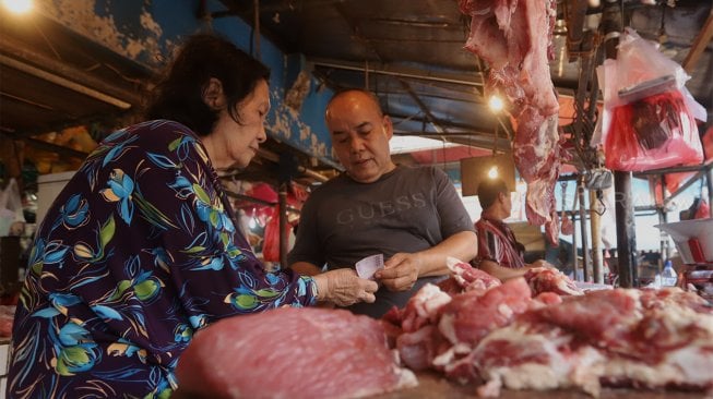 Pedagang daging sapi di Pasar Minggu, Jakarta Selatan, Senin (21/10). [Suara.com/Angga Budhiyanto]