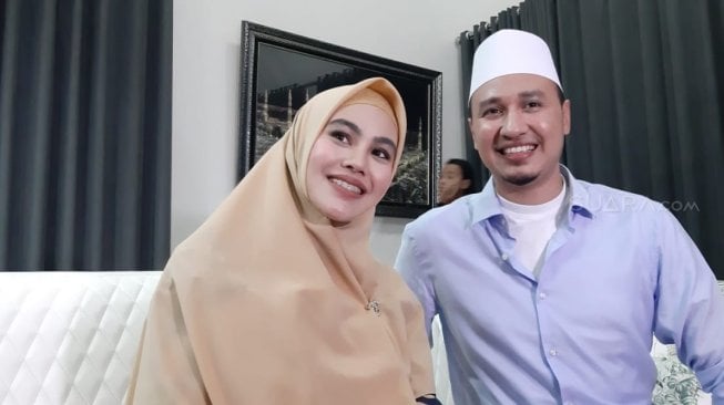 Kartika Putri dan suami, Habib Usman bin Yahya. [Yuliani/Suara.com]