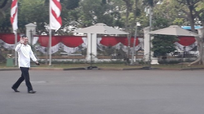Mayjen TNI dr. Terawan Agus Putranto, SpRad(K) terlihat mendatangi istana kepresidenan hari ini, Selasa (22/10/2019). (Suara.com/Ummy Hadyah Saleh)