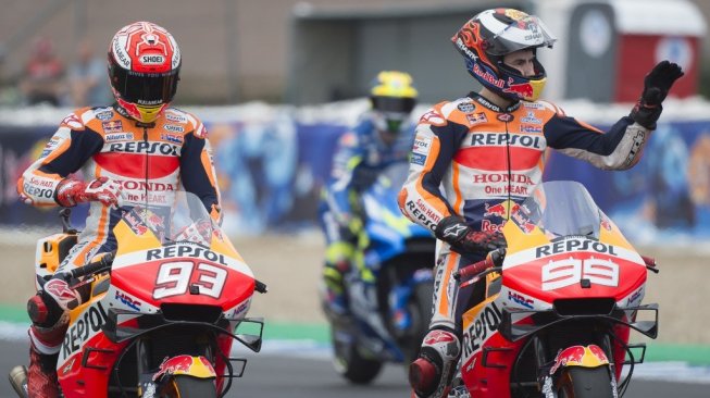 Duet pebalap Repsol Honda, Jorge Lorenzo (kanan) dan Marc Marquez, melambaikan tangan kepada para fans saat sesi latihan bebas ketiga MotoGP Spanyol di Sirkuit Jerez, Sabtu (4/5/2019). [AFP/Jorge Guerrero]