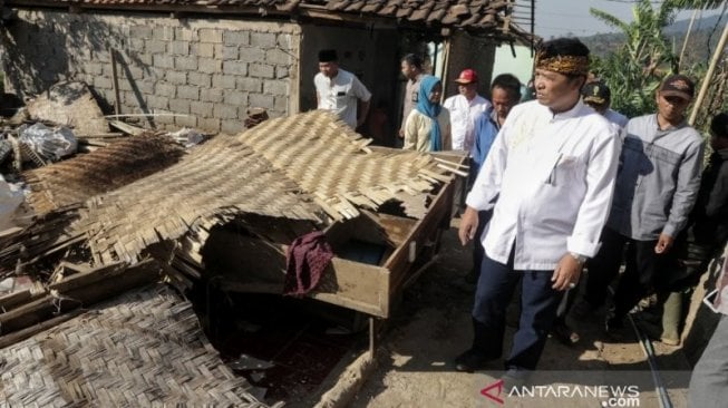 Warga Terdampak Angin Kencang di Kabupaten Bandung Diminta Selalu Waspada