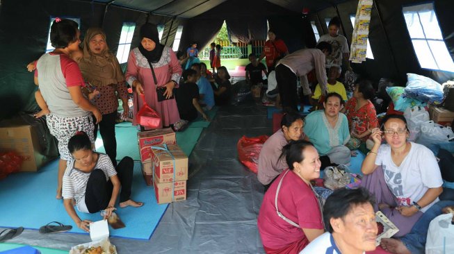 Warga korban kebakaran mengungsi di tenda Dinas Sosial Pemprov DKI di SD Negeri Bidaracina 03, Jatinegara, Jakarta, Selasa (22/10). [Suara.com/Arya Manggala]