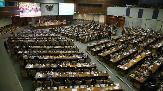 Ketua DPR Puan Maharani memimpin Rapat Paripurna ke-3 di Kompleks Parlemen, Senayan, Jakarta, Selasa (22/10). [Suara.com/Arya Manggala]