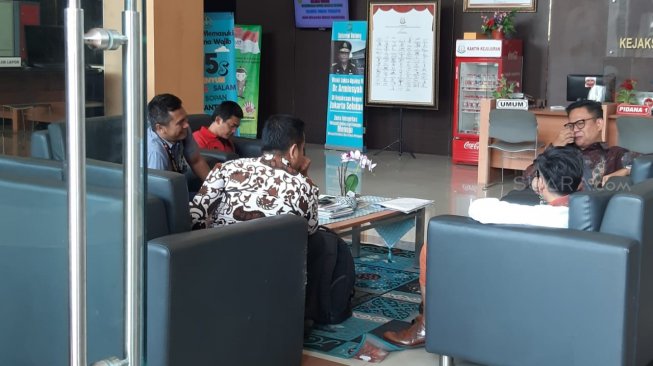 Jeremy Thomas (kedua dari kanan) di lobby Kejari Jakarta Selatan, Selasa (22/10/2019). [Sumarni/Suara.com]