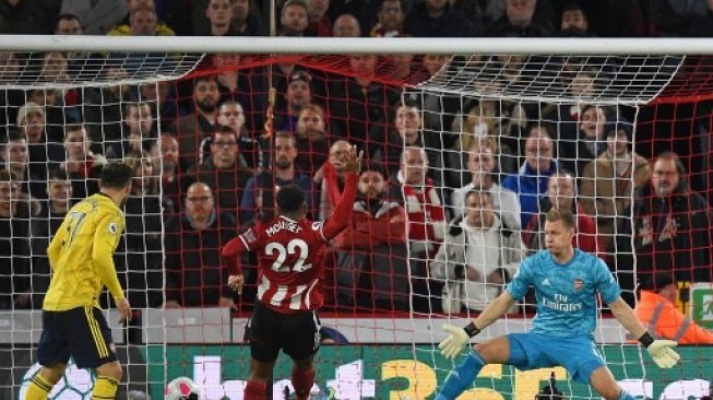 Striker Sheffield United Lys Mousset (tengah) mencetak gol ke gawang Arsenal dalam laga Liga Inggris di Bramall Lane in Sheffield. Oli SCARFF / AFP