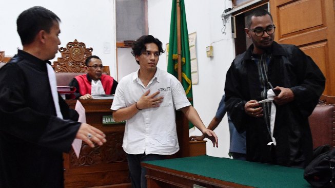 Aktor yang juga terdakwa kasus penyalahgunaan narkoba Jefri Nichol bersiap menjalani sidang tuntutan di Pengadilan Negeri Jakarta Selatan, Senin (21/10).  [ANTARA FOTO/Sigid Kurniawan]