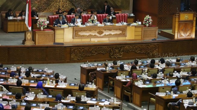 Ketua DPR Puan Maharani memimpin Rapat Paripurna ke-3 di Kompleks Parlemen, Senayan, Jakarta, Selasa (22/10). [Suara.com/Arya Manggala]