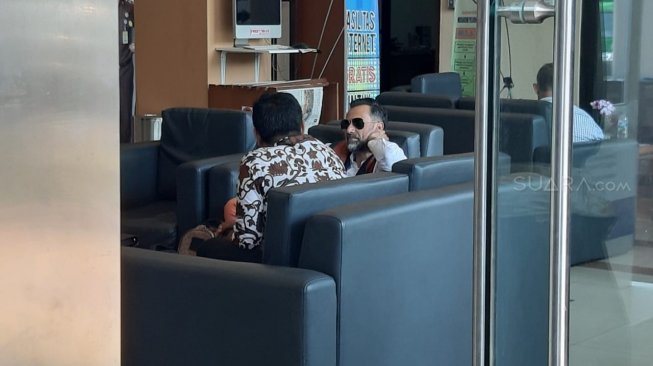 Jeremy Thomas terlihat di lobby Kejari Jakarta Selatan, Selasa (22/10/2019).  [Sumarni/Suara.com]