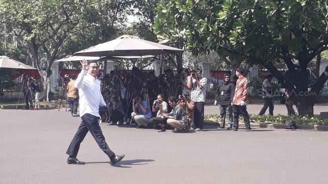 Jokowi Panggil Calon Menteri, Kakak Cak Imin Pakai Kemeja Putih ke Istana