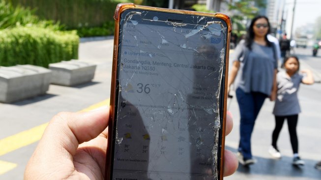 Laman pencarian google menunjukkan suhu kawasan Bundaran Hotel Indonesia, Jakarta, Selasa (22/10). [ANTARA FOTO/Muhammad Adimaja]