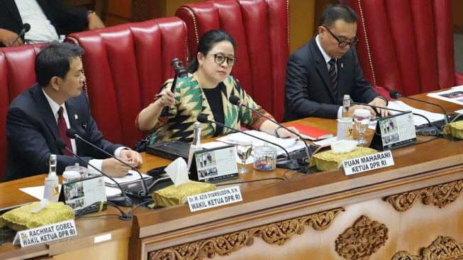 Ketua DPR Puan Maharani memimpin Rapat Paripurna ke-3 di Kompleks Parlemen, Senayan, Jakarta, Selasa (22/10). [Suara.com/Arya Manggala