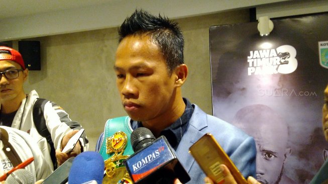 Petinju kenamaan Indonesia, Daud Yordan, usai jumpa pers Mahkota Boxing Series 2019 di kawasan Sudirman, Jakarta, Selasa (22/10). [Suara.com/Arief Apriadi]