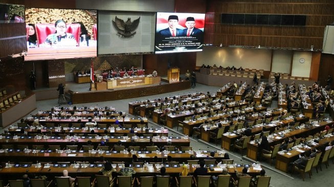 Ketua DPR Puan Maharani memimpin Rapat Paripurna ke-3 di Kompleks Parlemen, Senayan, Jakarta, Selasa (22/10). [Suara.com/Arya Manggala]