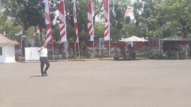 Juliari P Batubara saat tiba di Istana Kepresidenan mengenakan baju putih, Selasa (22/10/2019). (Suara.com/Ummy Saleh)