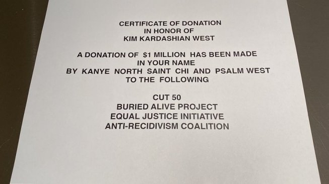 Kado donasi dari Kanye West atas nama Kim Kardashian. (Twitter/@kimkardashian)