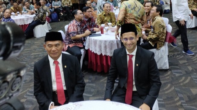 Menteri Pendidikan dan Kebudayaan (Mendikbud) Nadiem Makarim dan eks Mendikbud Muhadjir Effendi. (Suara.com/Ria Rizki)