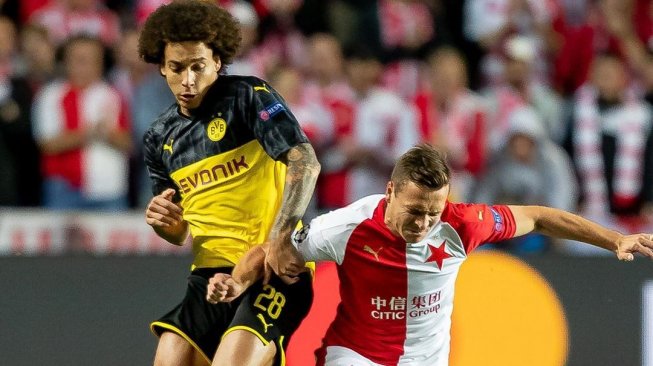 Pemain Slavia Praha berduel dengan pemain Borussia Dortmund pada gelaran Liga Champions 2019/20. (Instagram/@slaviapraha)